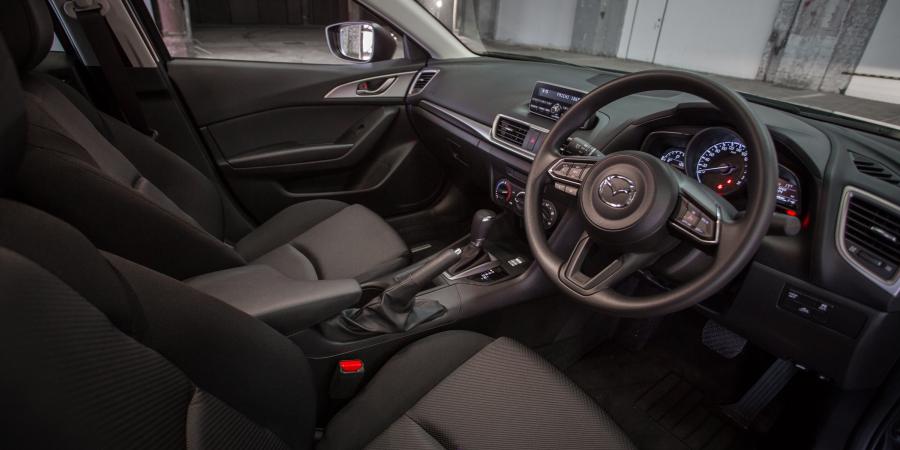 Интерьер Mazda3 Neo Hatchback 2016 года  (AU) (фото 2 из 12)